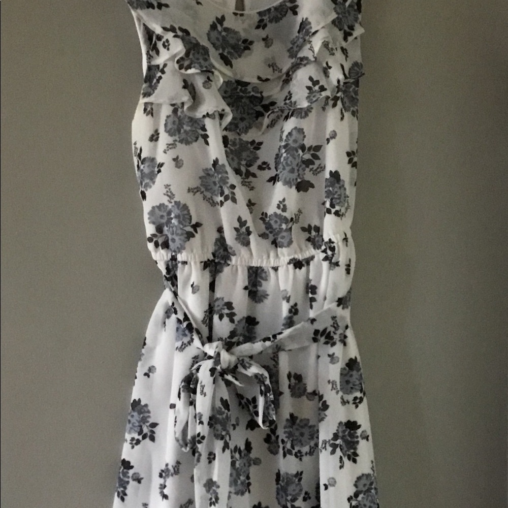Kids dress with belt. About knee length.